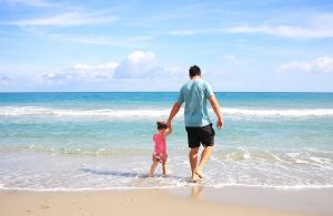 Far og datter på strand